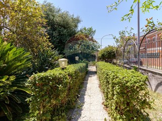 Villa in Vendita a Motta Sant'Anastasia, 450'000&euro;, 500 m²