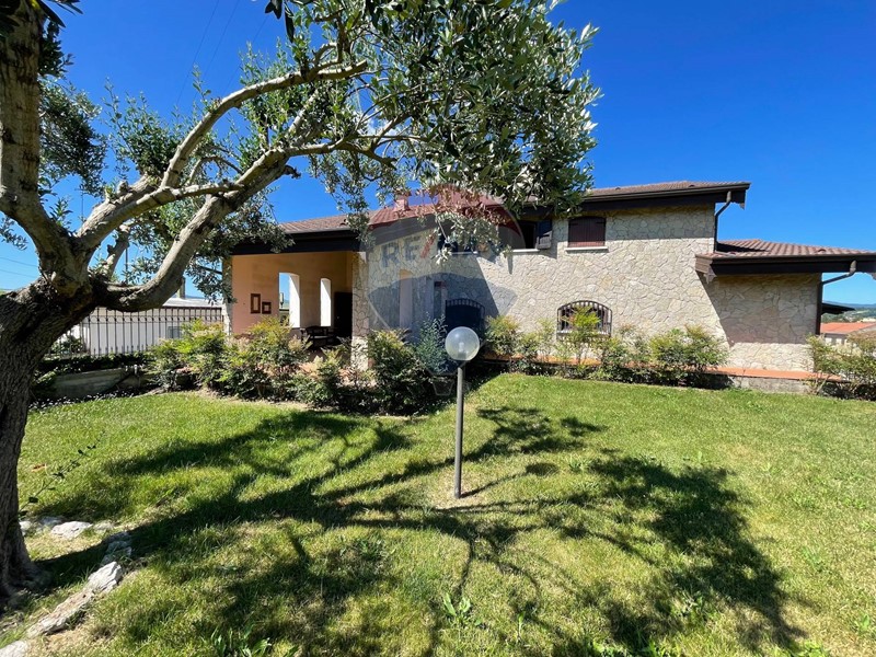 Villa in Vendita a Amorosi, 350'000€, 400 m²