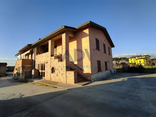 Casa Semi Indipendente in Vendita a Bastia Umbra, 275'000€, 300 m²
