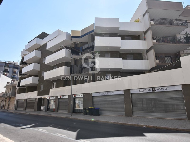 Immobile commerciale in Affitto a Andria, 1'300€, 95 m²