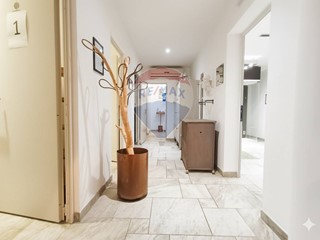 Immobile commerciale in Vendita a Mezzana, 240'000€, 100 m²