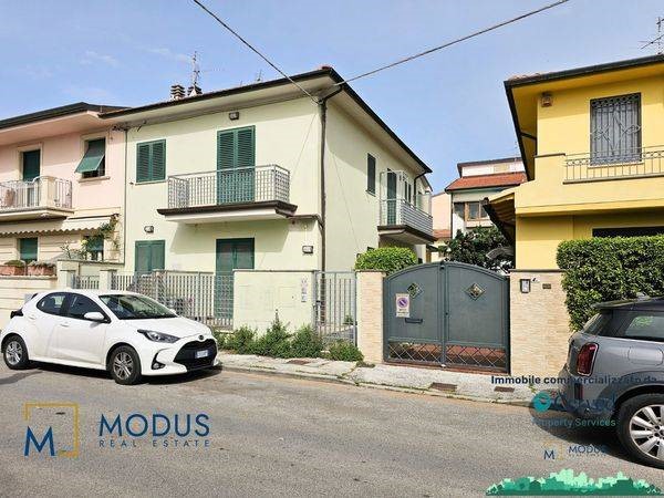 Ufficio in Vendita a Viareggio, 220'000€, 95 m²