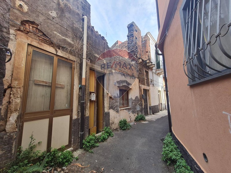 Casa Indipendente in Vendita a Catania, 75'000&euro;, 130 m²