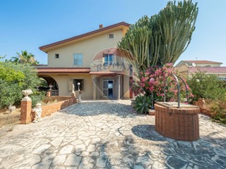 Villa in Vendita a Ispica, 290'000&euro;, 460 m²