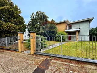 Casa Indipendente in Vendita a Stradella, 280'000&euro;, 425 m²