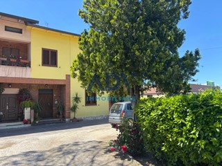 Casa Semi Indipendente in Vendita a Assisi, 165'000&euro;, 320 m²