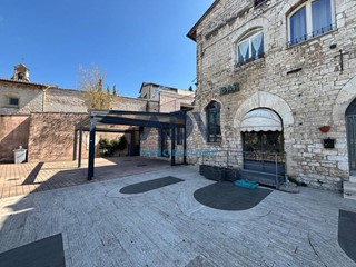 Attività commerciale in Affitto a Assisi, 2'000€, 130 m²