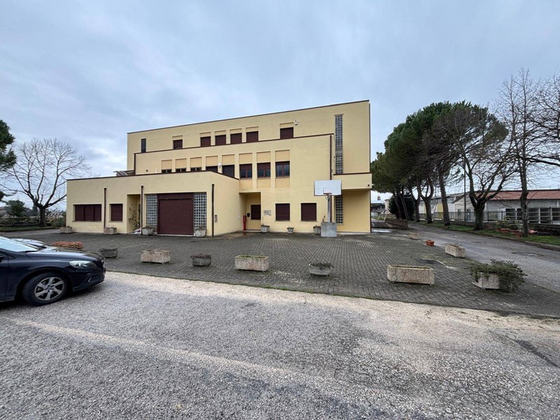 Capannone in Affitto a Spello, 2'500&euro;, 800 m²