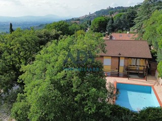 Villa in Vendita a Assisi, 620'000&euro;, 380 m²