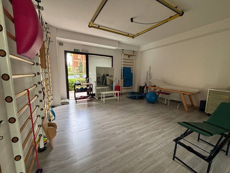 Ufficio in Affitto a Assisi, 1'500€, 140 m²