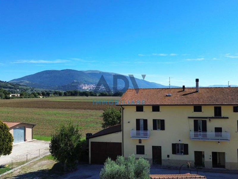 Casa Semi Indipendente in Vendita a Assisi, 240'000&euro;, 430 m²