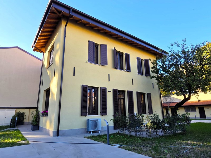 Villa in Vendita a Opera, 1'190'000€, 330 m²