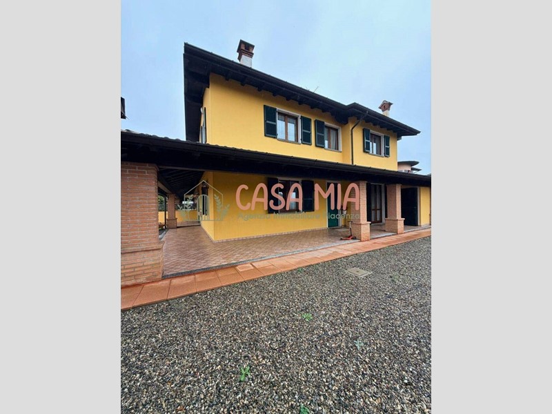 Villa in Vendita a Gragnano Trebbiense, 265'000€, 150 m²