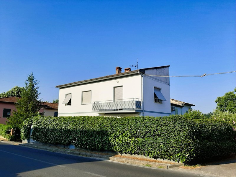 Casa Indipendente in Vendita a Buti, 235'000&euro;, 158 m²