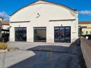 Capannone in Vendita a Pistoia, 160'000€, 358 m²