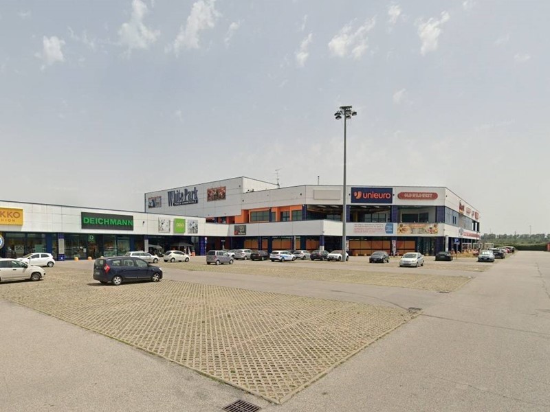 Immobile commerciale in Vendita a Cento, 1790 m²