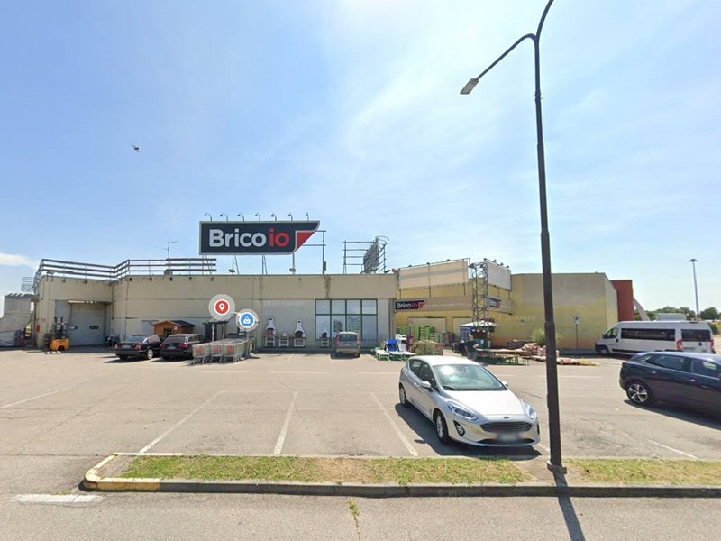 Immobile commerciale in Vendita a Giacciano con Baruchella, 1800 m²