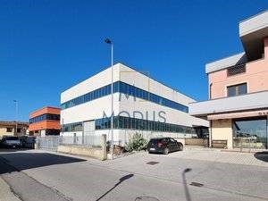 Capannone in Vendita a Monsummano Terme, 430'000&euro;, 1011 m²