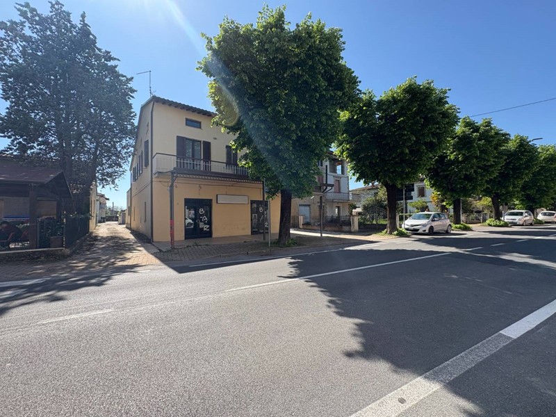 Immobile commerciale in Vendita a Assisi, 80'000&euro;, 162 m²