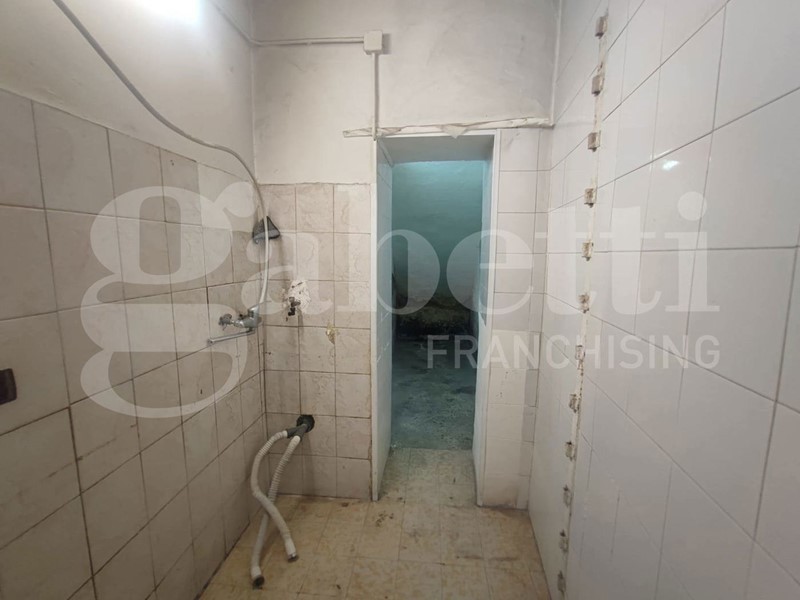 Negozio in Vendita a Napoli, 155'000€, 150 m²