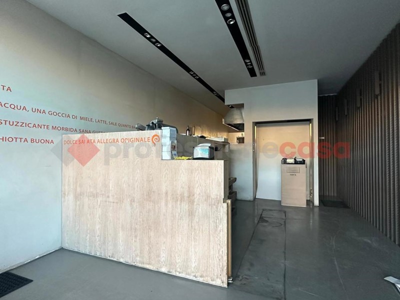 Negozio in Vendita a Arezzo, 180'000€, 104 m²