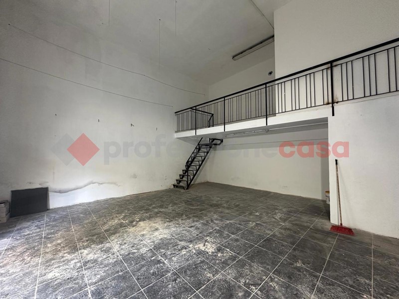 Negozio in Affitto a Arezzo, 1'200€, 54 m²