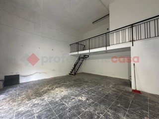 Negozio in Affitto a Arezzo, 1'200€, 54 m²