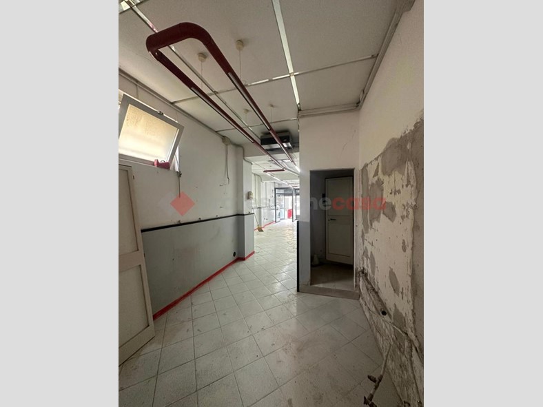 Negozio in Affitto a Arezzo, 650€, 68 m²