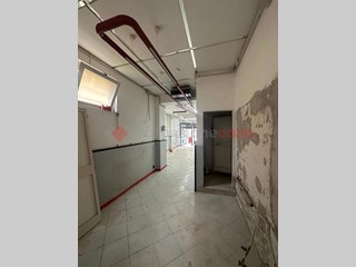 Negozio in Affitto a Arezzo, 650€, 68 m²