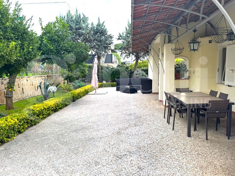 Villa in Vendita a Pozzuoli, 730'000&euro;, 290 m², con Box