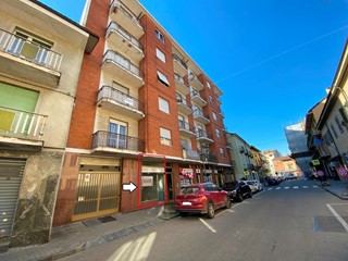 Negozio in Affitto a Poirino, 350€, 32 m²