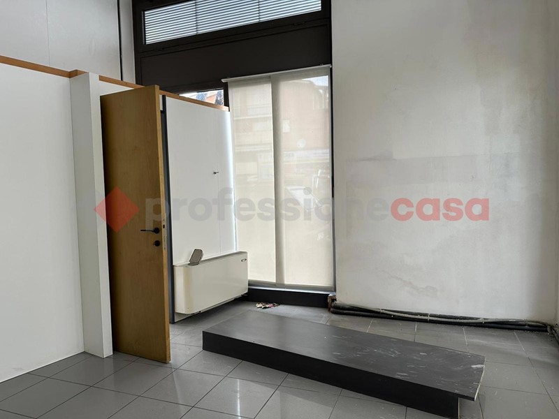 Negozio in Affitto a Arezzo, 1'600€, 196 m²