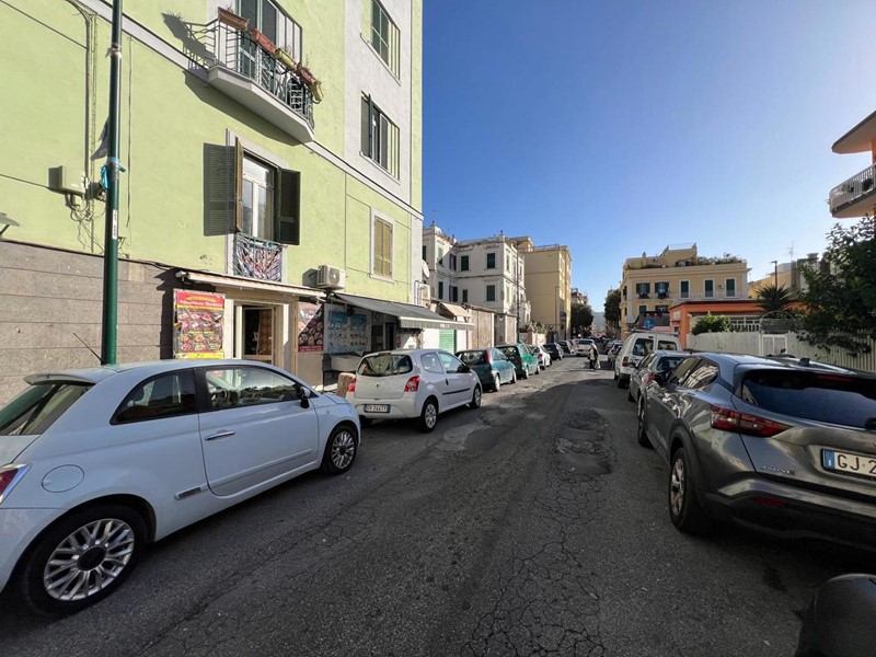 Negozio in Vendita a Napoli, 64'000€, 42 m², arredato