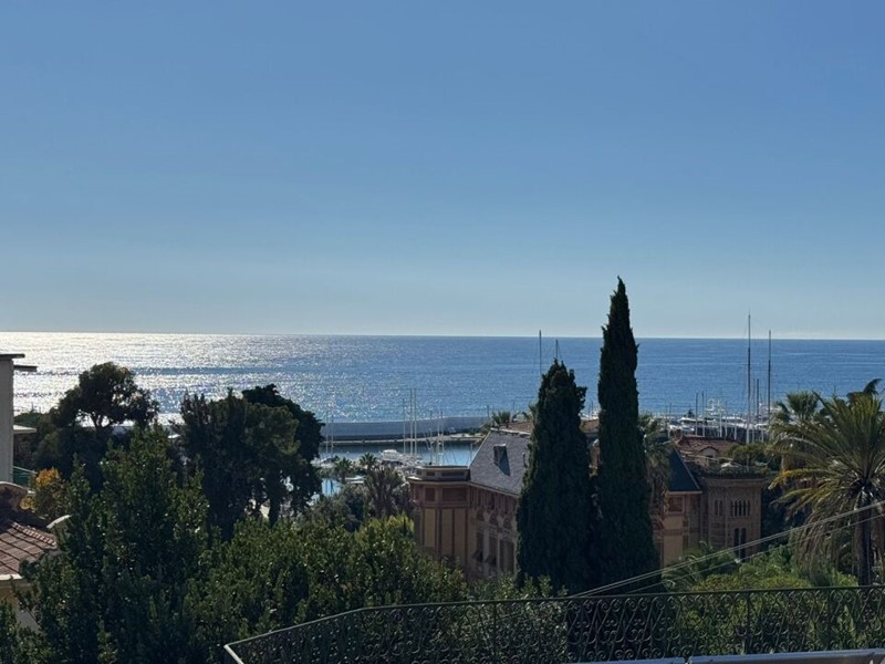 Appartamento in Vendita a Sanremo, zona San Martino, 280'000€, 85 m², arredato, con Box