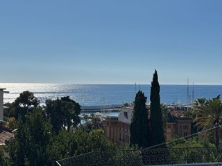 Appartamento in Vendita a Sanremo, zona San Martino, 280'000€, 85 m², arredato, con Box