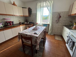 Appartamento in Vendita a Fornovo di Taro, 93'000&euro;, 141 m²