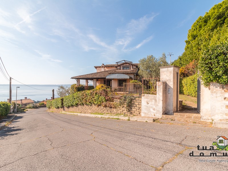 Casa Indipendente in Vendita a Trevignano Romano, 550'000€, 315 m², con Box