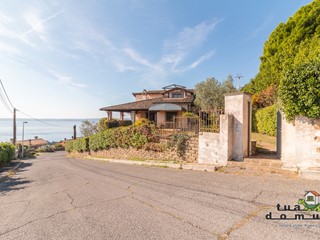 Casa Indipendente in Vendita a Trevignano Romano, 550'000€, 315 m², con Box