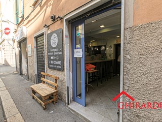 Attività commerciale in Vendita a Genova, zona Sestri Ponente, 28 m²