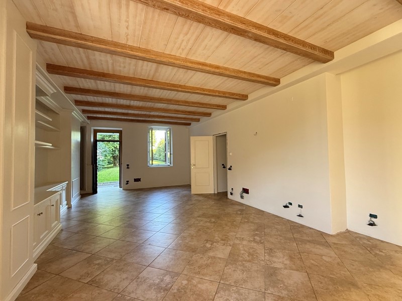 Trilocale in Vendita a Desenzano del Garda, 380'000€, 146 m²