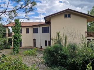 Villa in Vendita a Perugia, 330'000€, 422 m², arredato