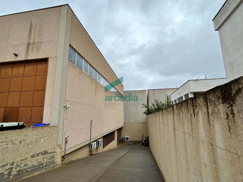 Capannone in Vendita a Modugno, zona Zona Industriale, 520'000€, 594 m²