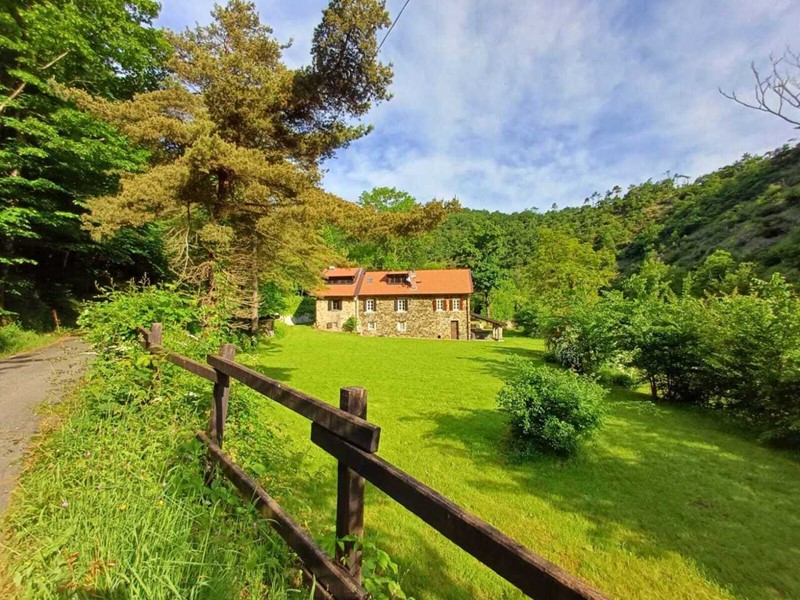 Casa Indipendente in Vendita a Pontinvrea, 395'000€, 250 m², con Box