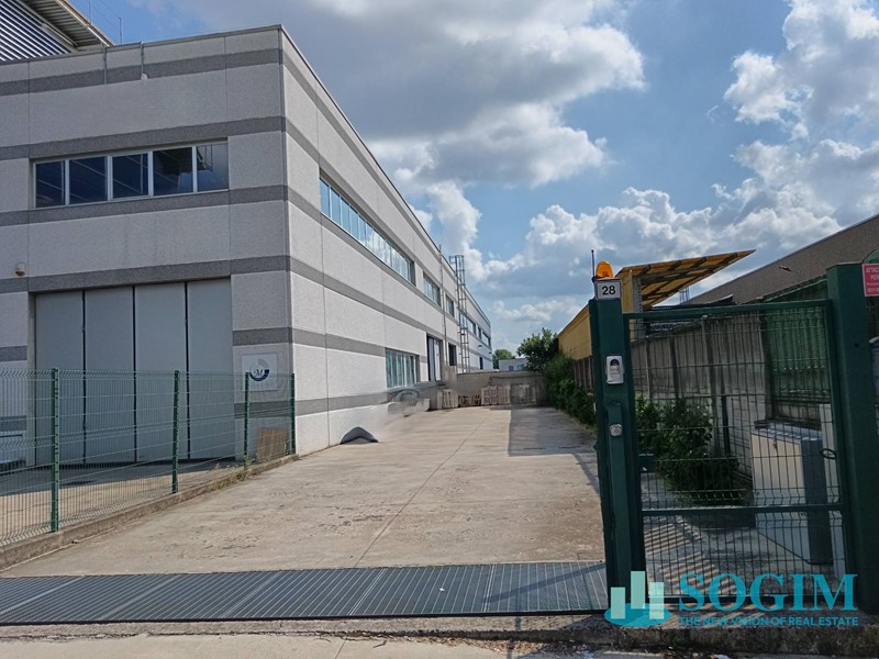 Capannone in Vendita a Desio, 345'000&euro;, 350 m²