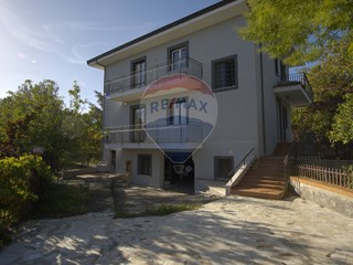 Villa in Vendita a Mascalucia, 330'000€, 200 m²
