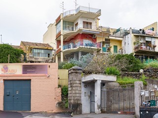 Trilocale in Vendita a Aci Castello, 105'000€, 98 m²