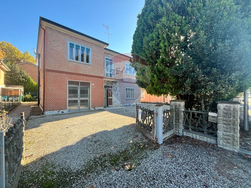Villa in Vendita a Ferrara, 193'000&euro;, 194 m²