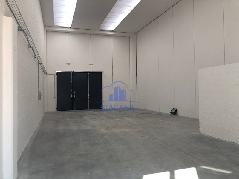 Capannone in Affitto a Busnago, 1'100&euro;, 161 m²