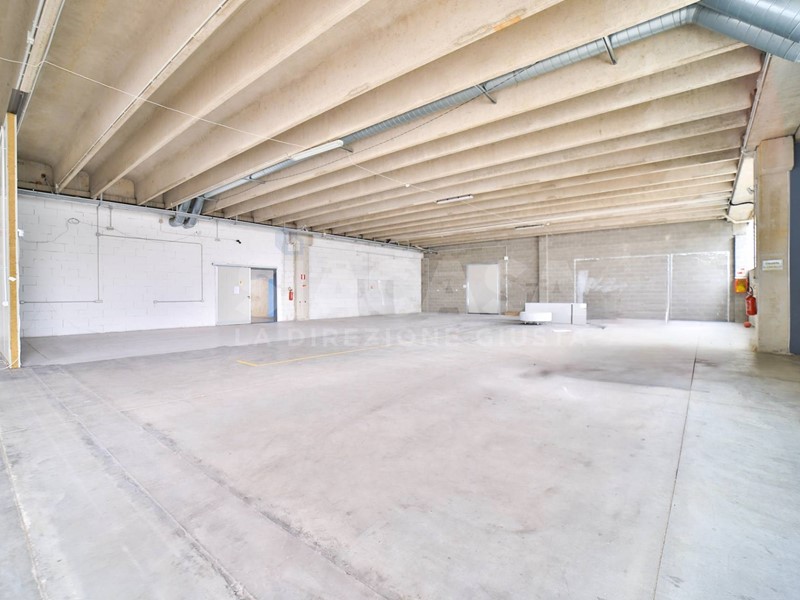 Negozio in Affitto a Liscate, 6'400€, 1140 m²