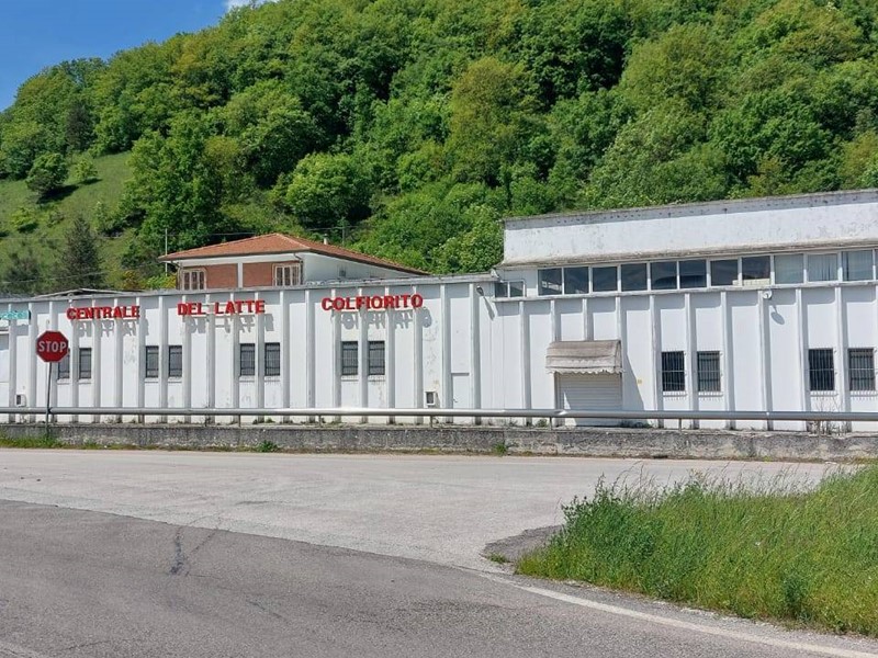 Capannone in Vendita a Foligno, 930'000€, 2200 m²